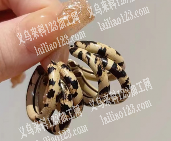 印花外发加工《水转印》，如图，豹纹耳环效