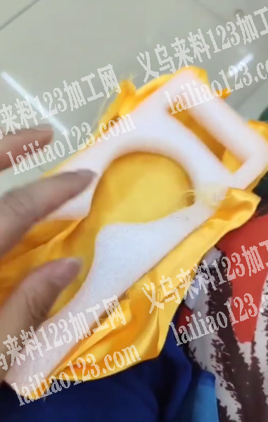 粘胶的手工活，如图，粘胶的手工活粘底托，