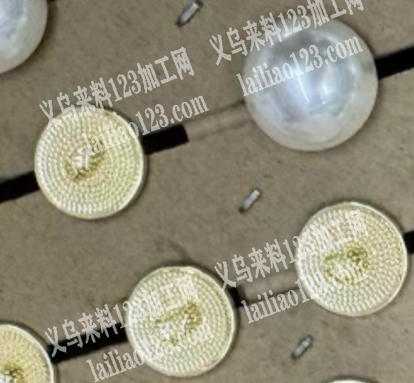 粘胶的手工活外发加工，这个半圆的珍珠黏在