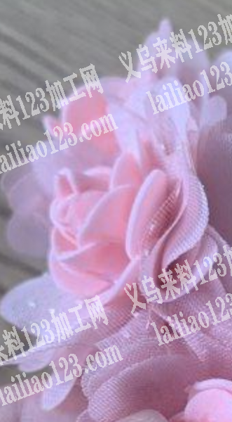 寻找做布花的工厂。如图类似的，做在发箍上
