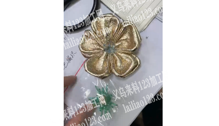 车缝平车活+手工活外发加工，做花朵，如图