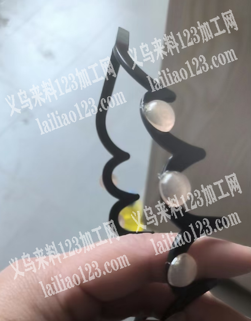 粘半圆珍珠的手工活外发加工，如图，这个发