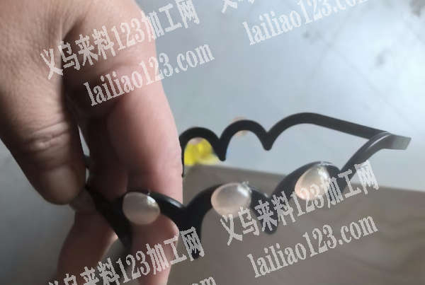 粘半圆珍珠的手工活外发加工，如图，这个发