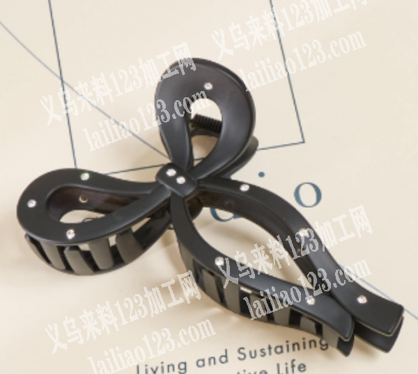 寻找打孔点钻的加工厂，如图先打孔，再点钻