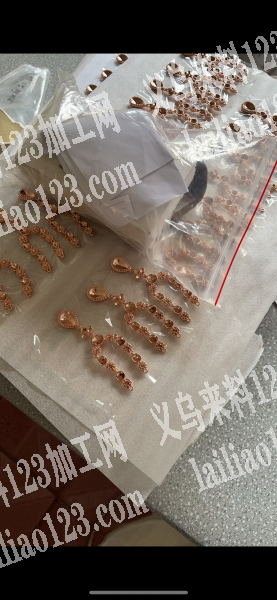 手工点钻、包装。
