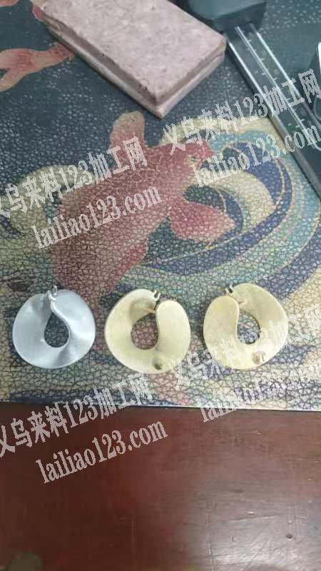 有款小数量的货要做，需要找做铜的饰品工厂