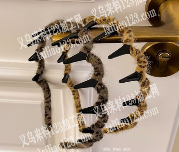 这个手工活。，毛绒条绕发箍的手工活。如图