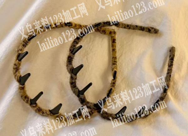 这个手工活。，毛绒条绕发箍的手工活。如图