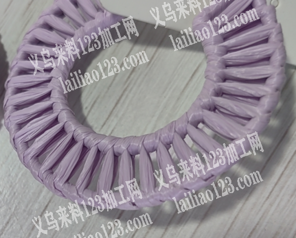 拉菲草绕耳环的手工活，如图，寻找会做的手