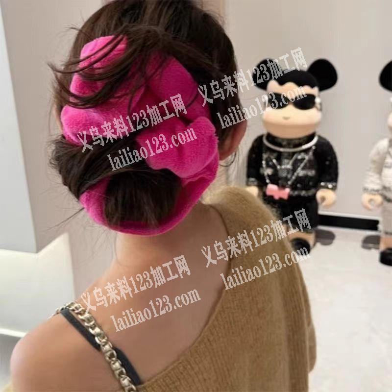 寻找专业做毛绒发圈的成品工厂，请联系详谈