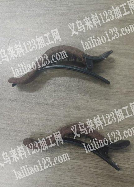 塑料鸭夹夹子绕线的手工活外发加工，如图，
