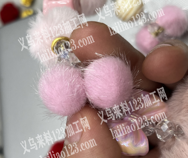 寻找专业做毛球的源头工厂，请联系详谈。寻