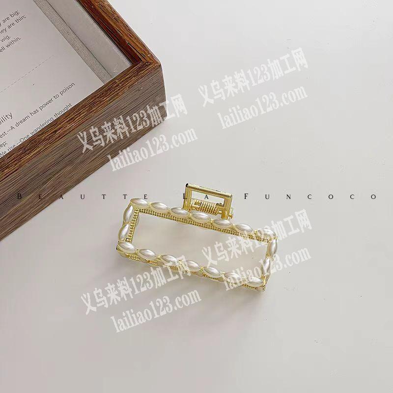 《粘珍珠手工活》抓夹上面点珍珠，点配件外