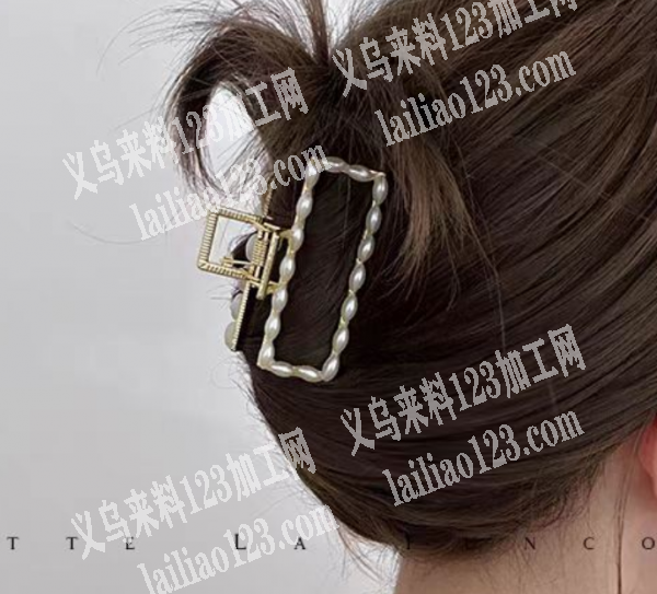 《粘珍珠手工活》抓夹上面点珍珠，点配件外