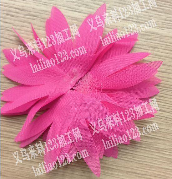 花片组装成花朵，如图，单片对折起来，用胶