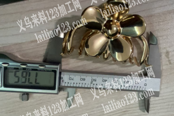 压铸工厂看过来，花朵抓夹有订单，寻找合金