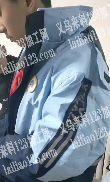 寻找这个男生外套服装，寻找服装厂，有现货