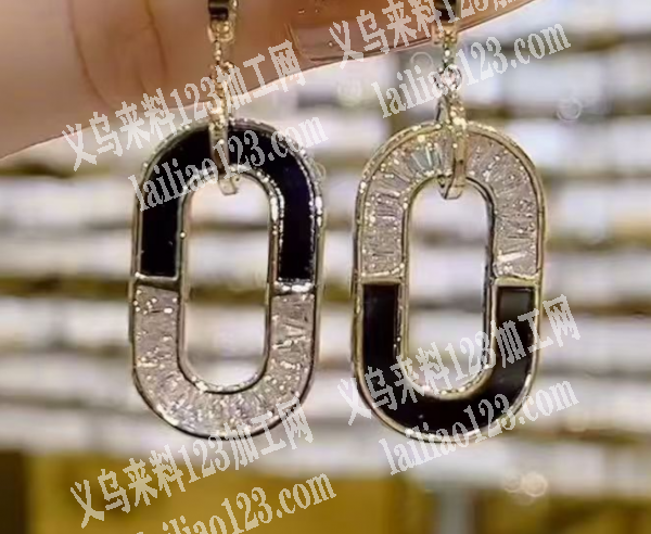 如图新款耳环成品订单，材质铜的，请联系详