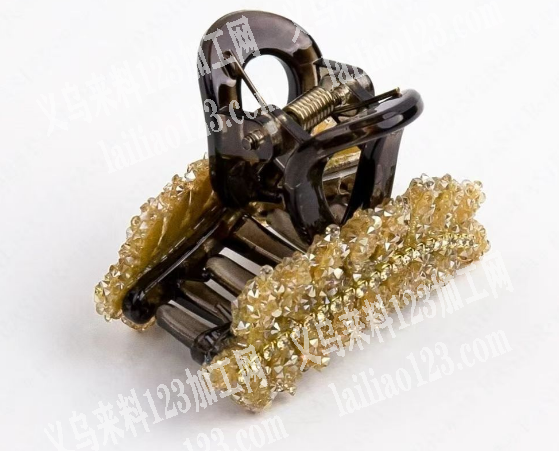 粘胶的手工活，粘抓夹的配件，如图，打胶枪