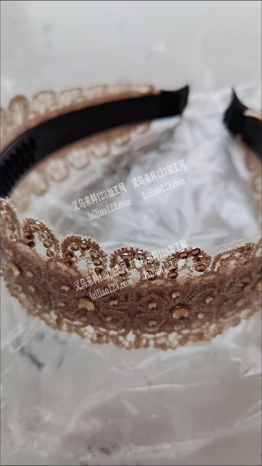 粘钻的手工活外发加工，如图，粘钻在发箍上