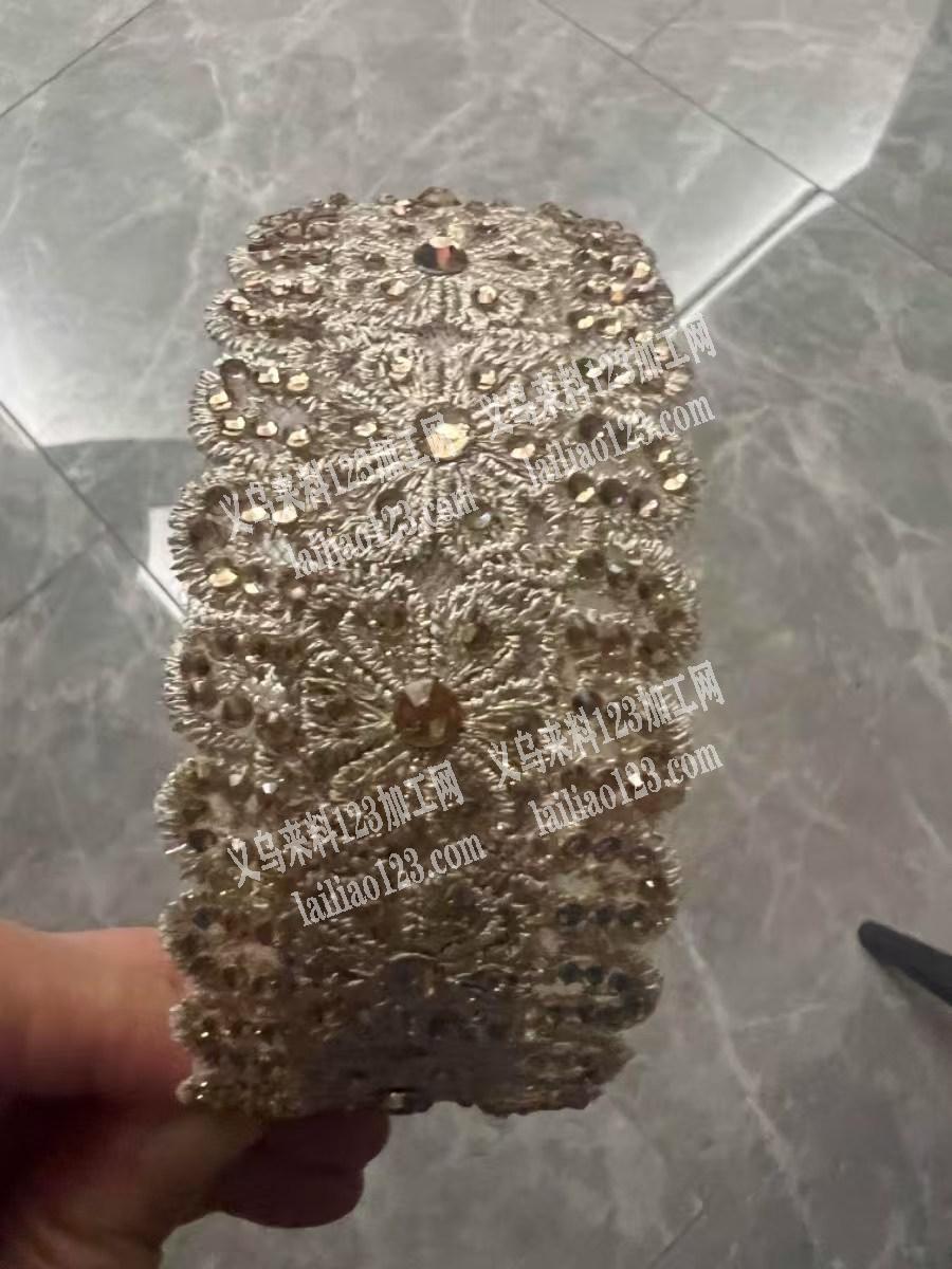 粘钻的手工活外发加工，如图，粘钻在发箍上
