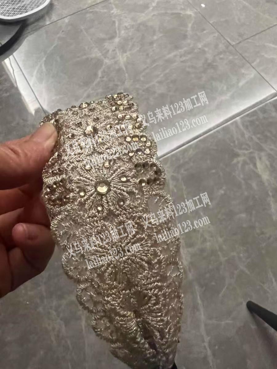粘钻的手工活外发加工，如图，粘钻在发箍上