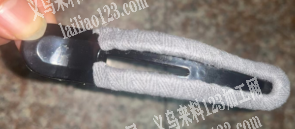 长期大量塑料鸭夹绕布条的手工活外发，如图