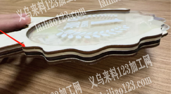 这个粘胶的手工活，粘木板和五角星，叠一起