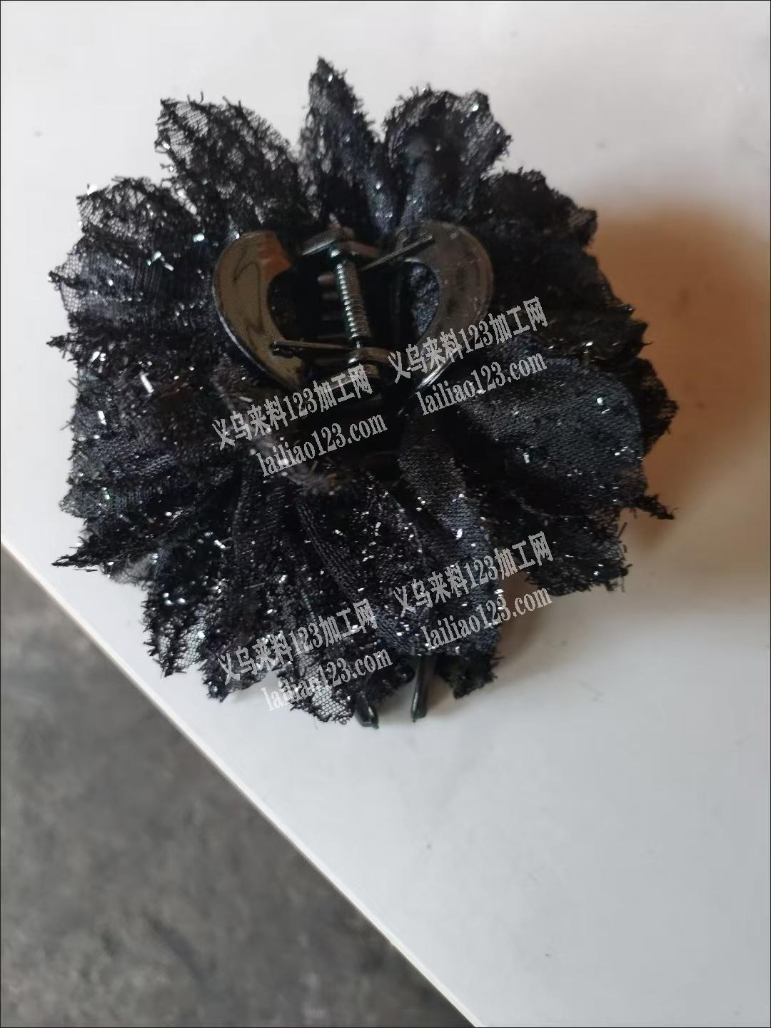 布艺卷花+打胶粘胶的手工活外发加工，如图