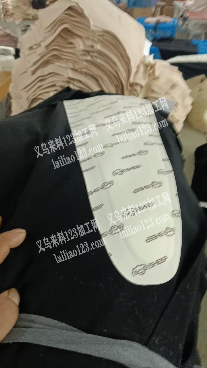 保暖衣上面贴片外发加工，点胶的贴片的加工