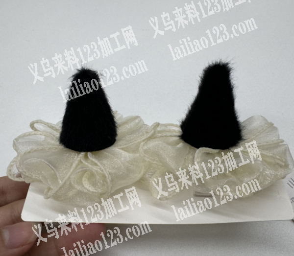 布艺头饰打胶做头花的手工活外发加工，如图