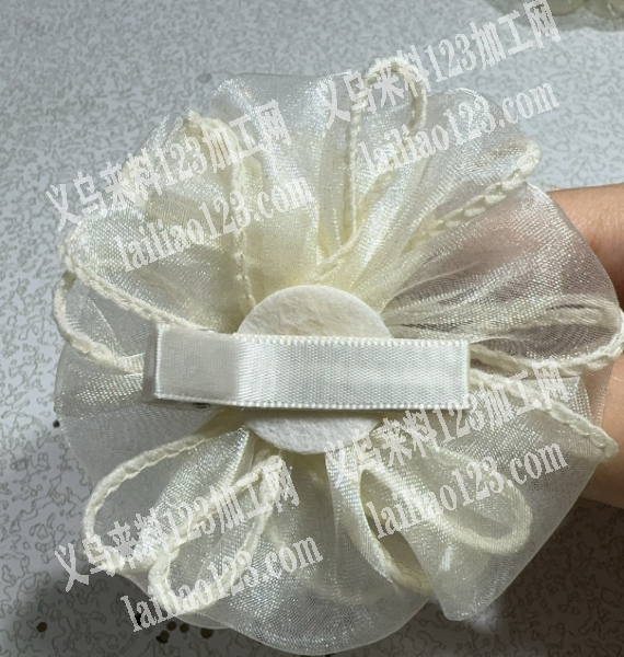 布艺头饰打胶做头花的手工活外发加工，如图