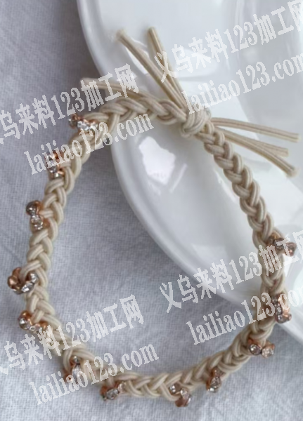 皮筋编织+穿配件+打结的手链手工活，如图