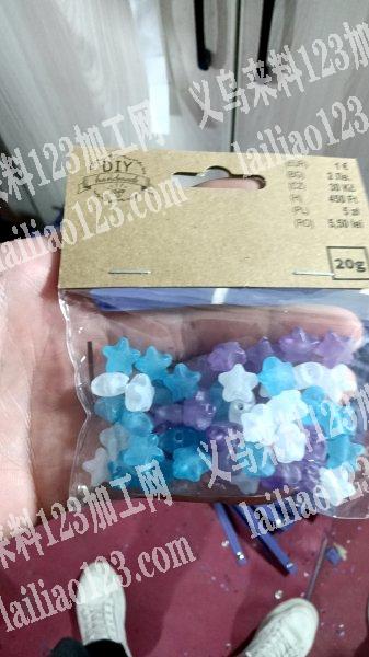 本加工厂位于江西崇仁，专业打扣，装盒子，包装，穿珠子挂圈，本