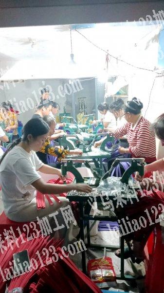 本加工厂位于江西崇仁，专业打扣，装盒子，包装，穿珠子挂圈，本