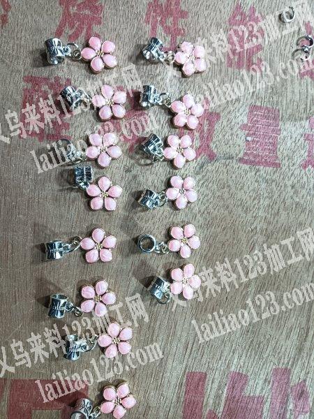 本加工厂位于江西崇仁，专业打扣，装盒子，包装，穿珠子挂圈，本