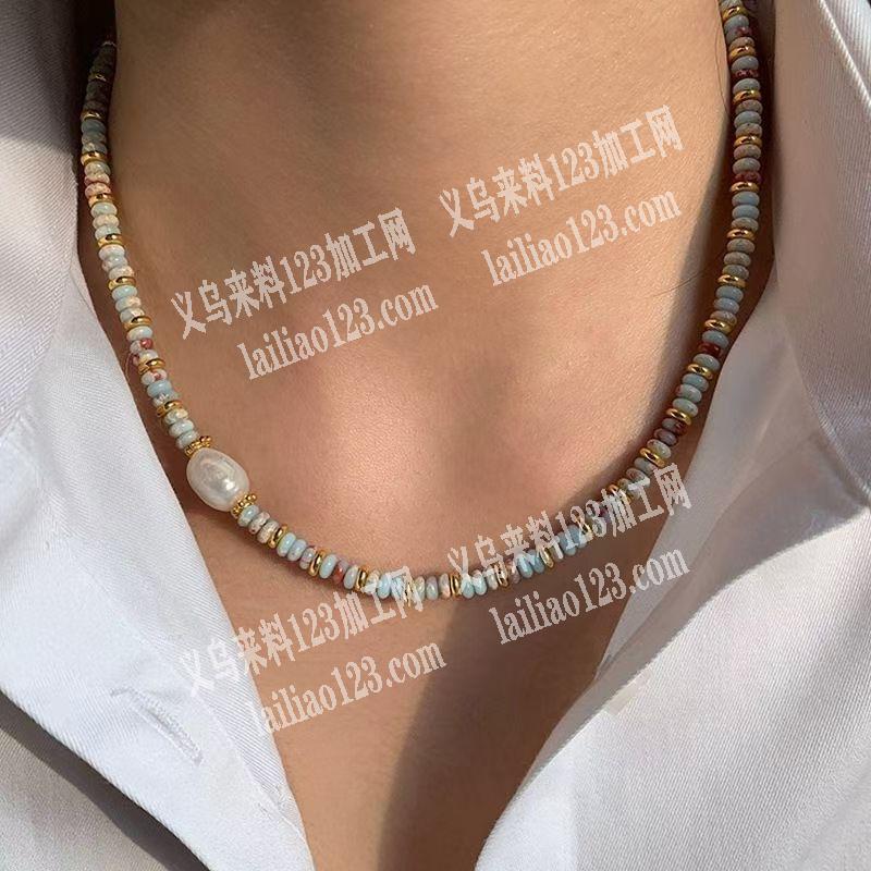 《可发义乌周边》大量项链穿珠子穿配件的手