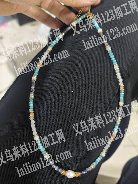《可发义乌周边》大量项链穿珠子穿配件的手