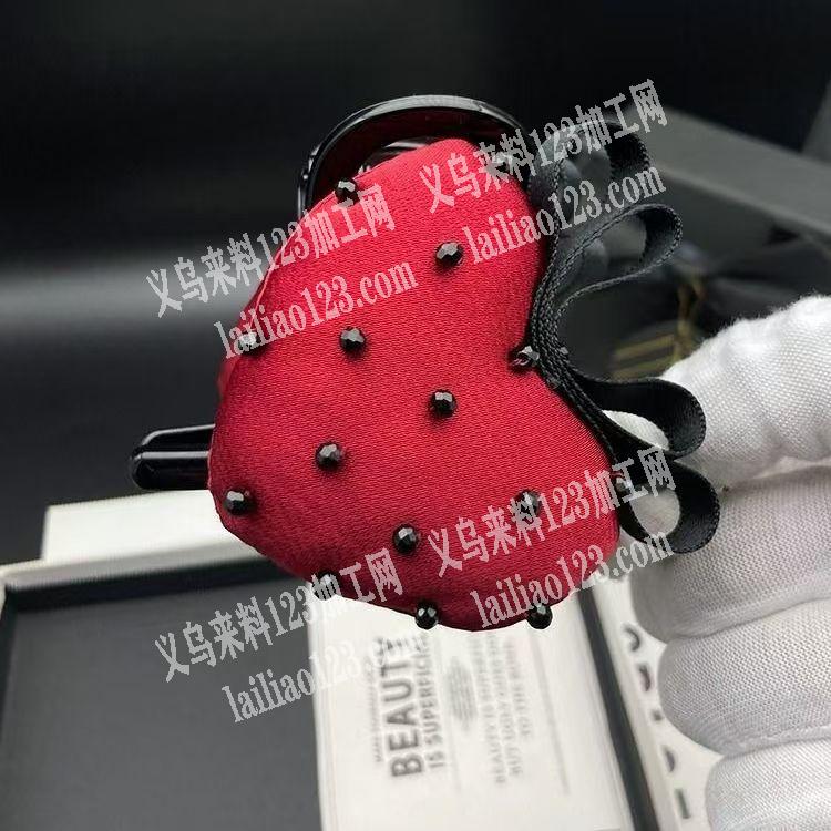 桃心上面手缝珠子的手工活外发加工，如图，