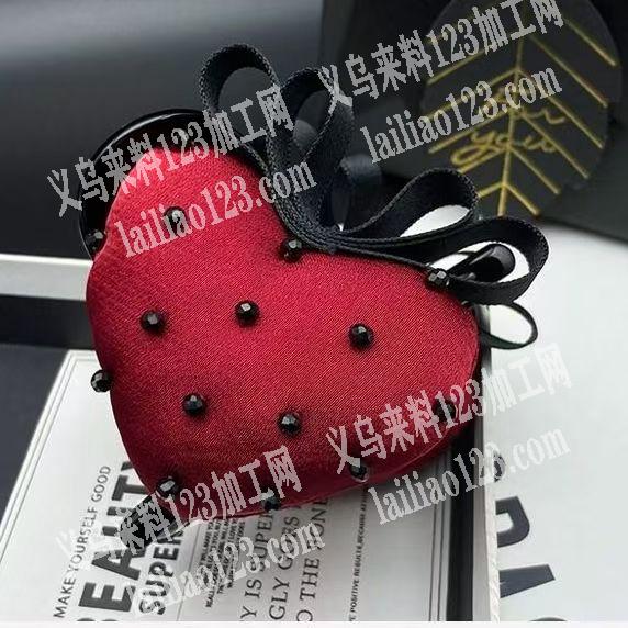 桃心上面手缝珠子的手工活外发加工，如图，