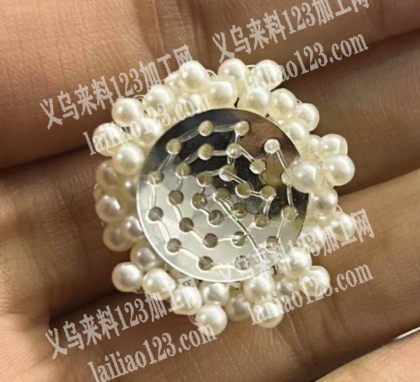 《发外地的手工活》附图片。穿米珠编织花球