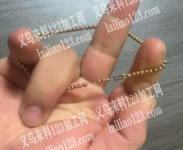 商贸城有手工活外发加工，如图，手链打结，