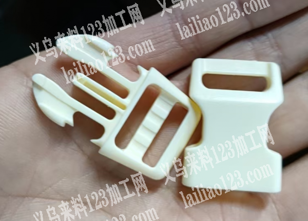 公司塑料扣有订单，如图，找这个米白色同款
