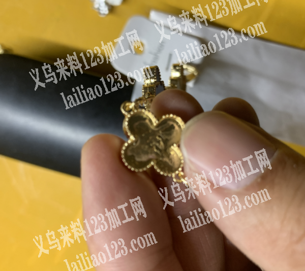 好几十万粘四叶草亚克力配件外发加工，如图