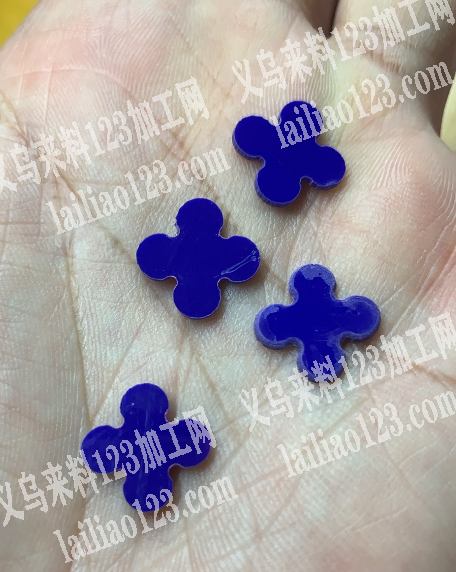 好几十万粘四叶草亚克力配件外发加工，如图