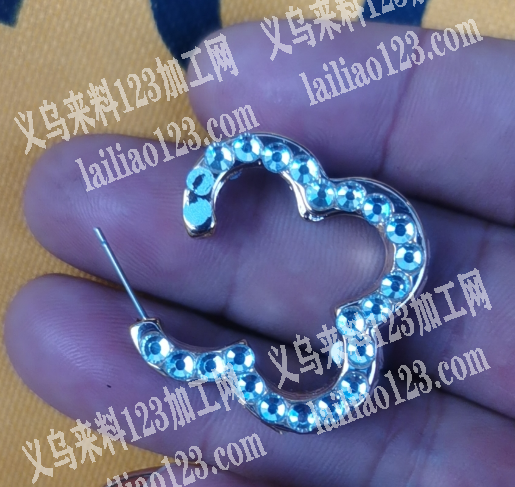 耳环上面点钻外发加工，这个钻是平底钻的，