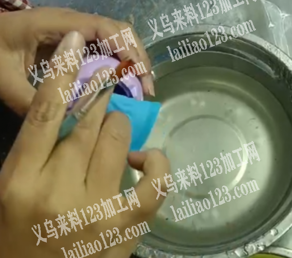 卡通玩具粘胶的手工活外发加工，寻找会做粘
