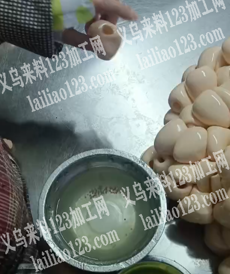 娃娃粘胶水的手工活外发加工，寻找义乌本地