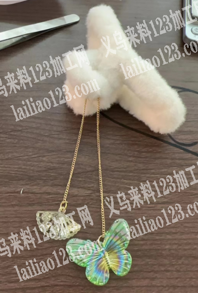 《发义乌本地做的手工活》毛绒抓夹上面挂蝴