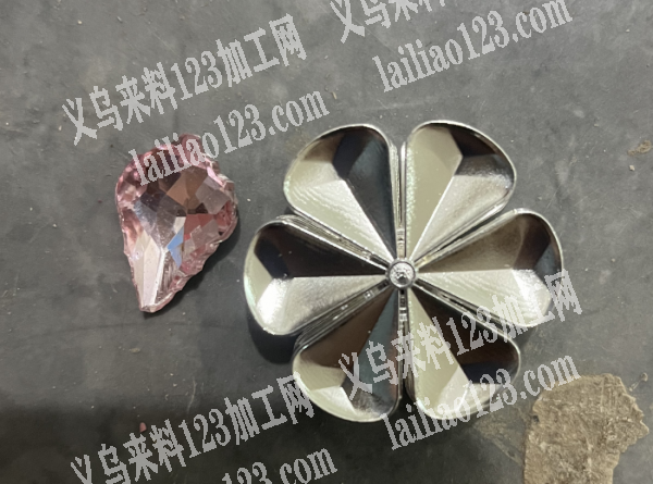 旁边这颗钻，粘到这个花朵里面，大量点钻点